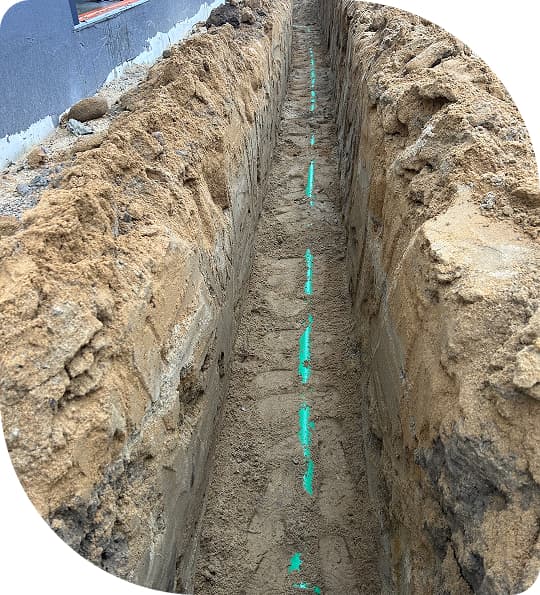 Baustelle mit einer Grube für einen Entwässerungskanal